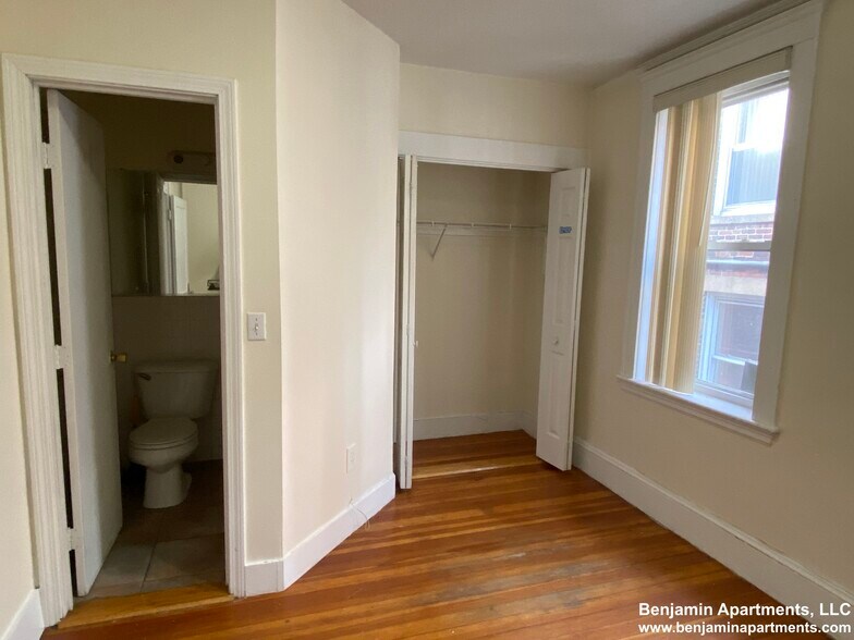 Building Photo - 15 Barrows St