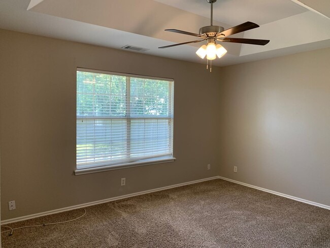 Building Photo - Spacious 4-bedroom home offers an easy com...