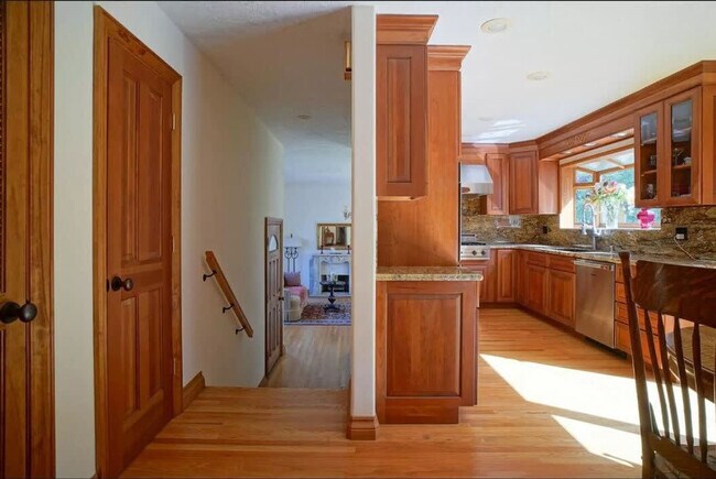 Building Photo - 751 Toyon Dr