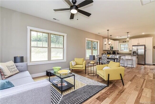 Building Photo - 2 Bed/2.5 Bath Home for Rent in Weaverville, NC