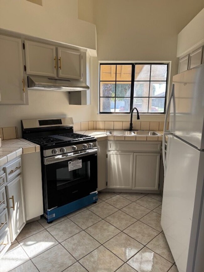 Building Photo - MOVE IN SPECIAL - Available Now - Charming...