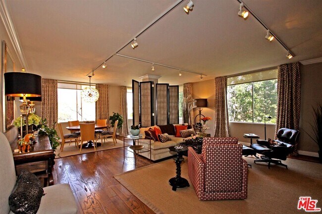 Primary Photo - 412 N Palm Dr