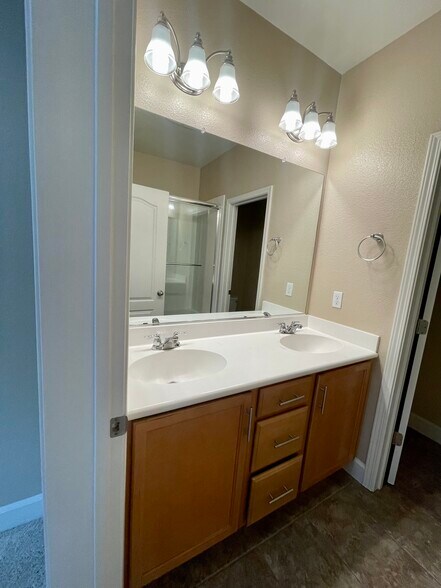Primary bathroom - 722 El Paseo Cir