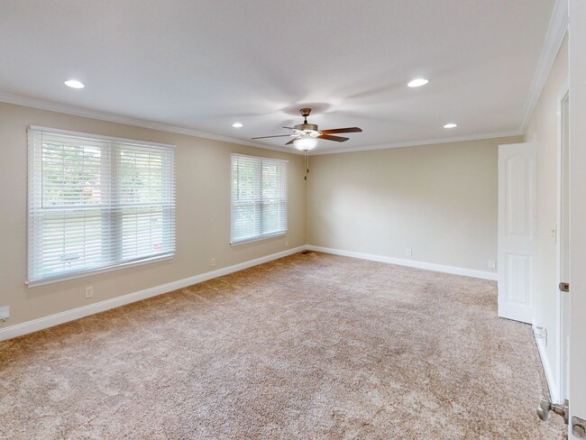 Building Photo - Move-in Ready Townhome in Desirable Sango ...
