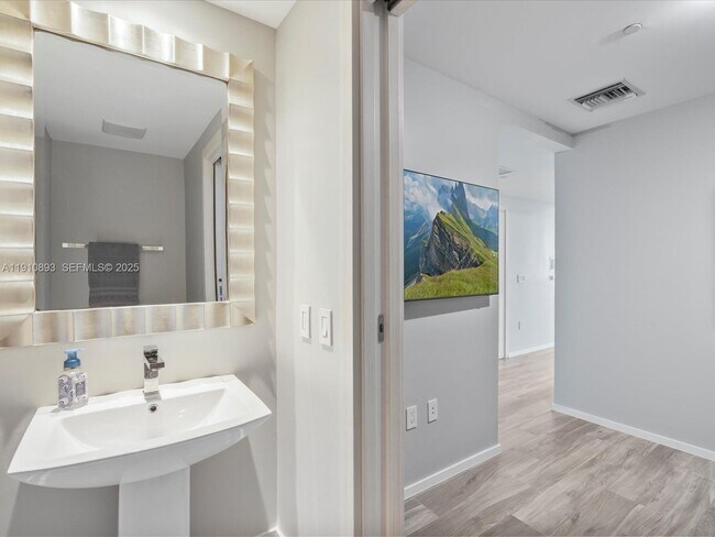 Building Photo - 801 S Miami Ave