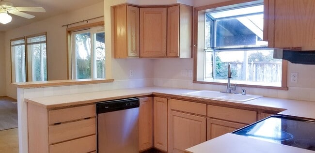 Building Photo - Refreshed and Move in ready 04/20/2026 - 4 bedrooms in Lacey - North Thurston School district.