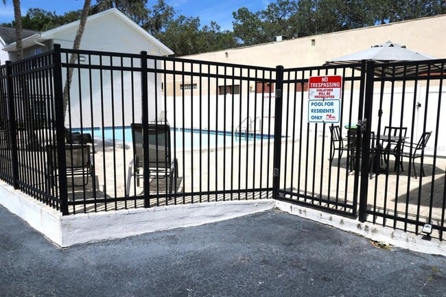 Building Photo - 5712 Townhouse Dr