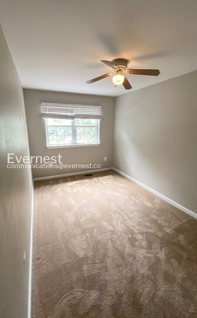 Building Photo - Spacious Town Home with Fenced Yard and Modern Amenities | Pet Friendly | Available Soon!