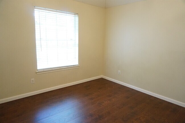 Building Photo - 2114 Madewood Dr