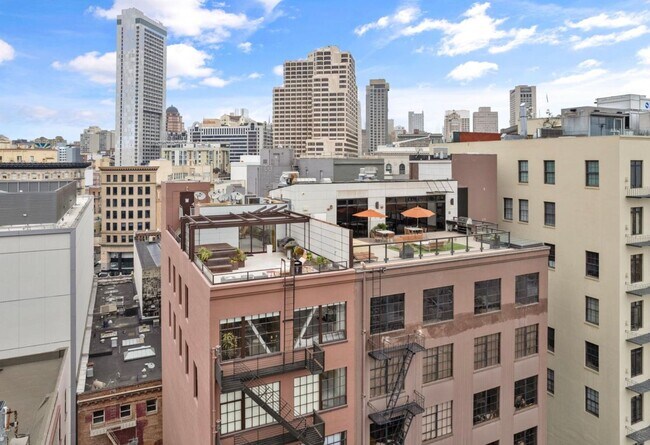 Building Photo - 1BR/1BA PENTHOUSE! Enormous Private Roof D...