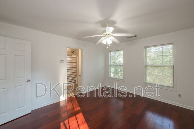 Building Photo - 1331 Memorial Dr SE