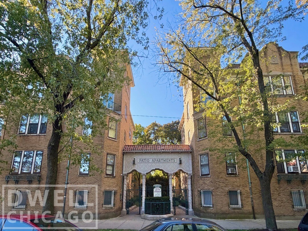 Building Photo - 1601 W Thome Ave