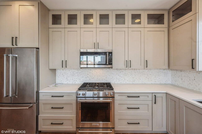 Building Photo - Impeccable 3 bedroom 2.5 bath condo located in the heart of Ukrainian Village / Humboldt Park / W...