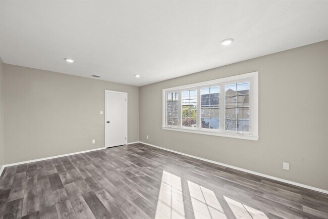 Building Photo - 516 Ave E