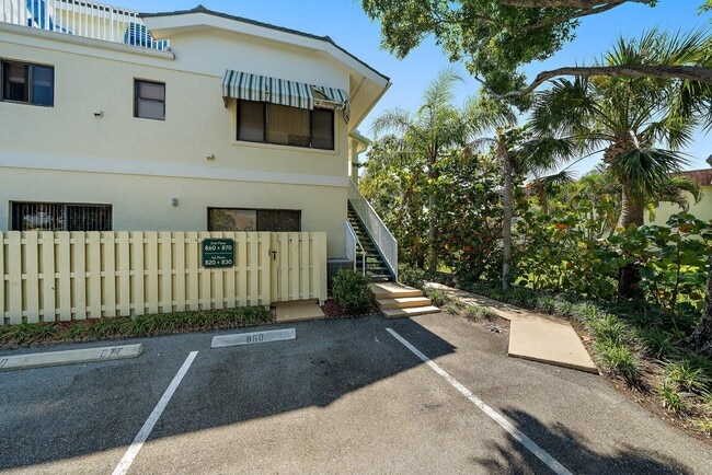 Building Photo - 860 Bella Vista Ct S