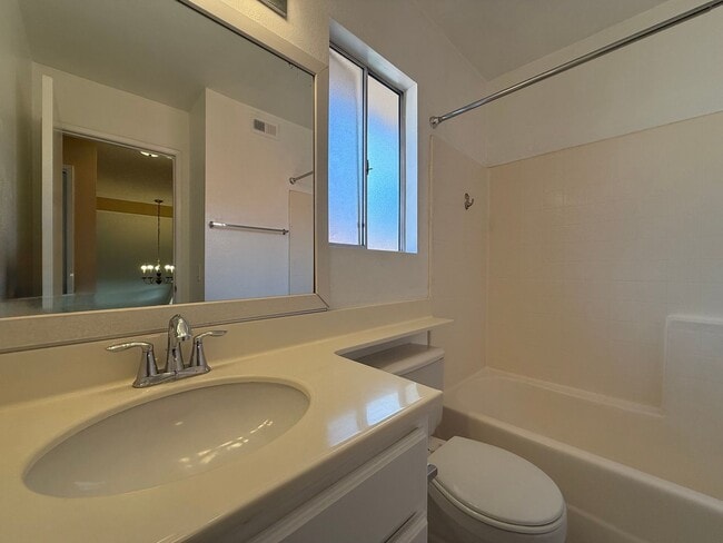 Building Photo - Great 3B/2.5BA House in Oceanside!