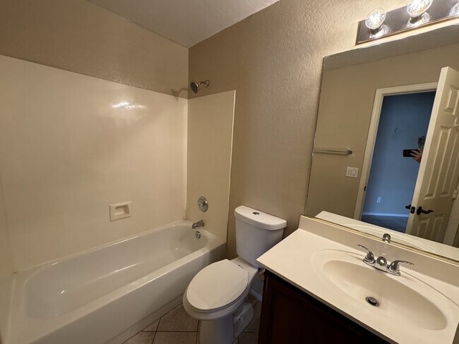 Building Photo - Lakefront with Home Office