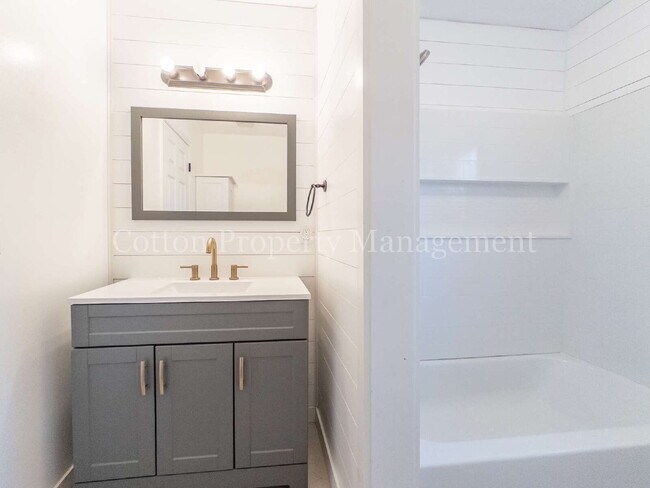 Building Photo - 101 Hyacinth Ave