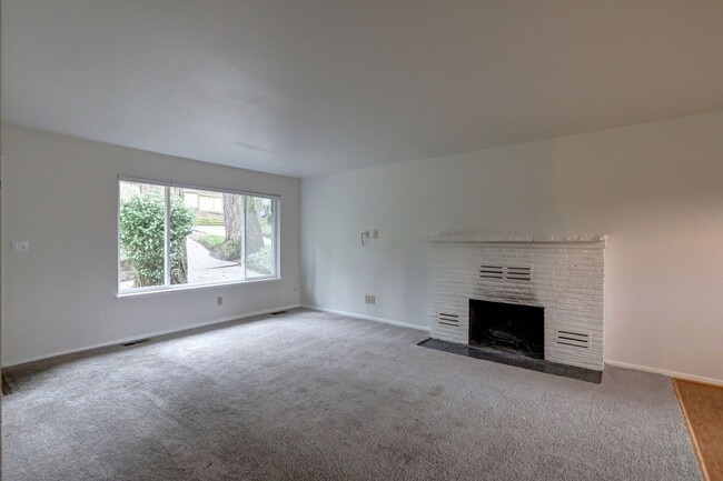 Building Photo - Classic Bellevue 3bd, 1.5ba Rambler Located in Perfect Enatai Location!