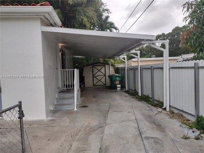 Building Photo - 2700 SW 28th Ct