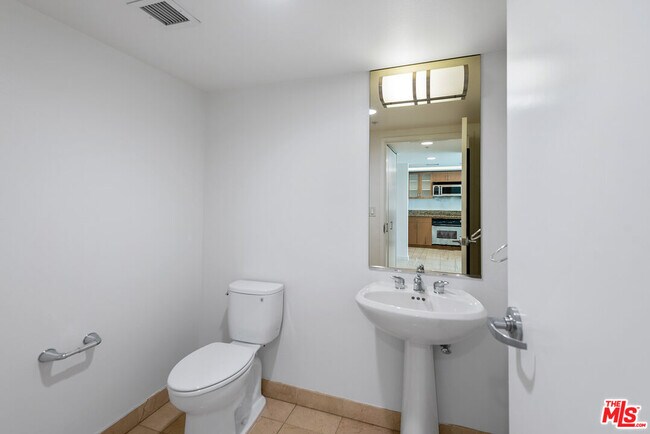 Building Photo - 13700 Marina Pointe Dr