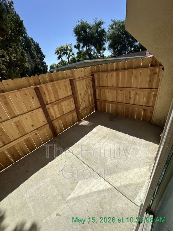 Building Photo - 1426 W Elowin Ave