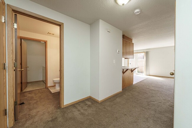 Building Photo - Comfortable 3-Bedroom Townhouse with A/C, ...