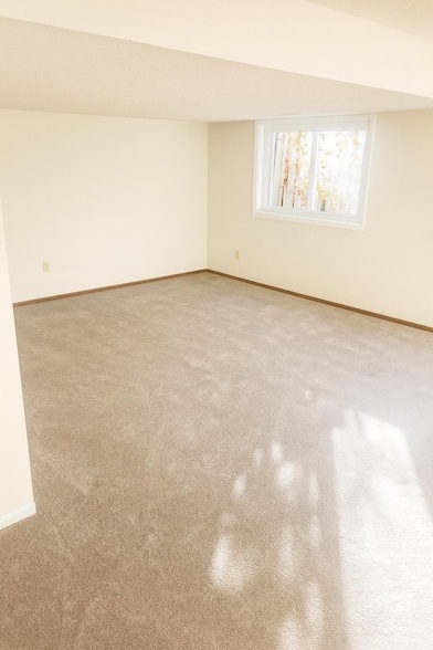 Building Photo - 9 Heights Rd NE