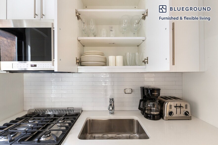 Building Photo - 300 E 51st St