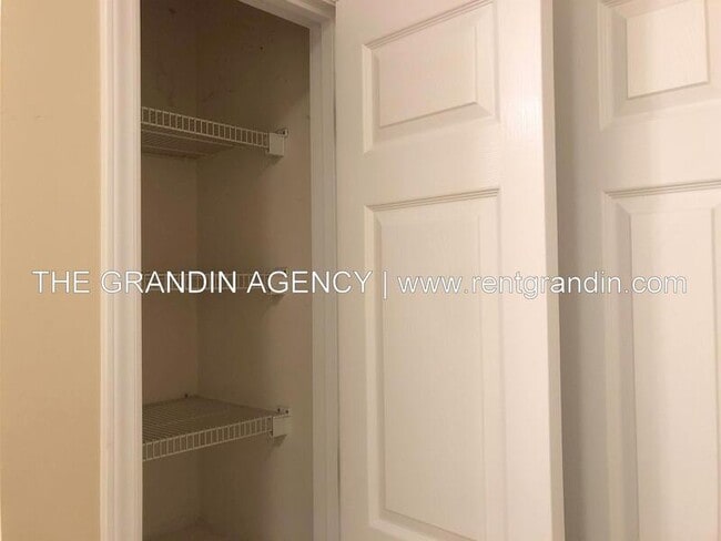 Building Photo - 1811 Meadows Ct