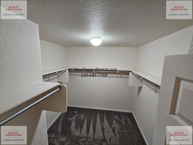 Building Photo - 3/2 & a Loft, AC off of River Road near Oracle Road