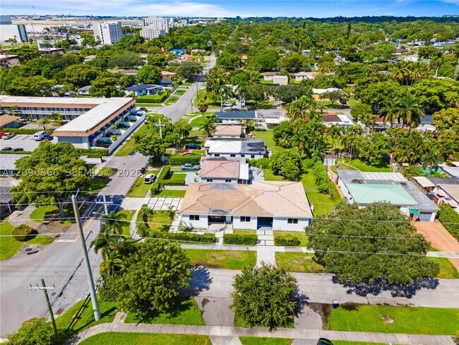 Building Photo - 580 Lee Dr