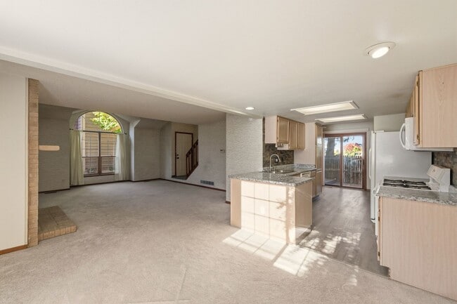 Building Photo - Deer Pointe Village Townhome Feautures 2 P...