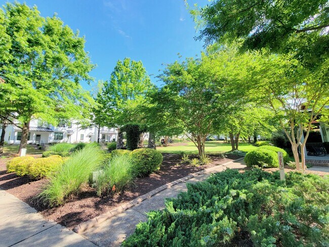 Building Photo - 645 District Ct