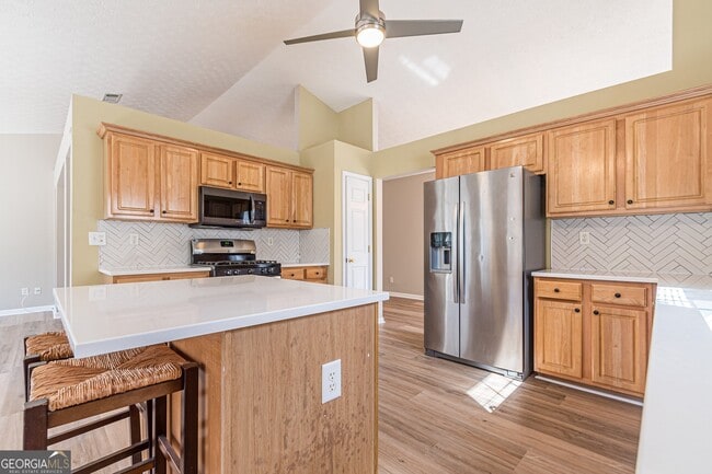 Building Photo - 5755 Lakeview Cir