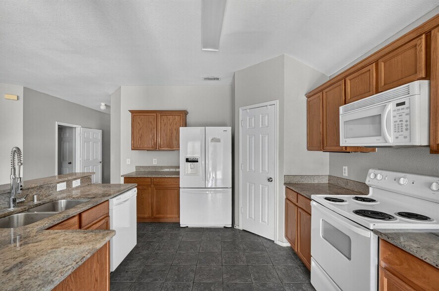 Building Photo - 1325 Periwinkle Dr
