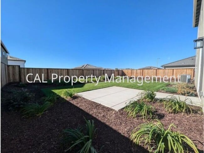 Building Photo - Beautiful 5 Bedroom Home in Hollister