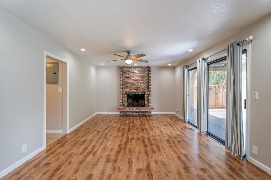Building Photo - 3661 Slopeview Dr