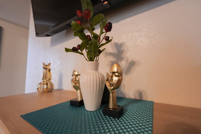 Building Photo - Modern 2-Bedroom/2 Bath Home