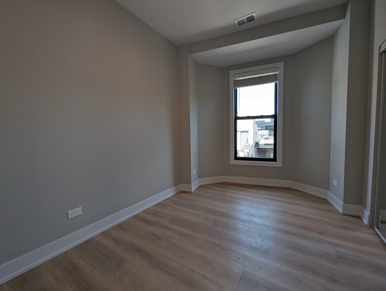 Building Photo - 423 W Belden Ave