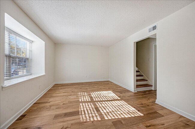 Building Photo - Updated 3 Bedroom Townhome