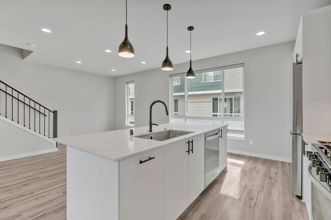 Building Photo - 3bed/2.5 Bath Modern Comfort Meets Elegant Design