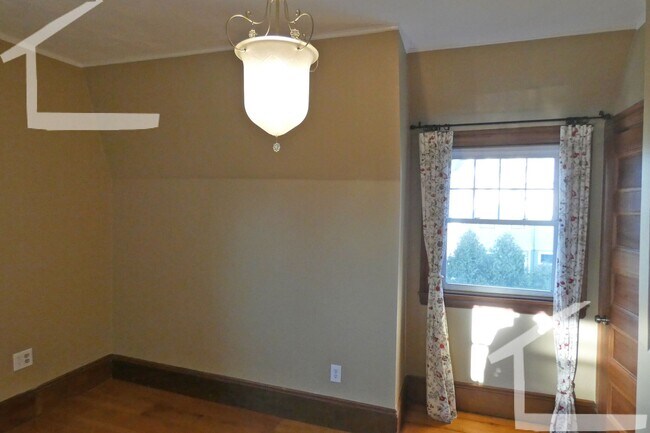 Building Photo - Lovely, De-leaded 3-bed, 2-bath Newton Apartment