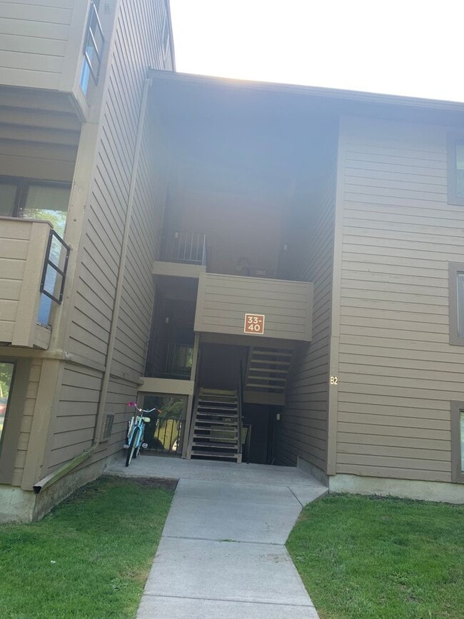 Building Photo - Convenient location with great amenities!