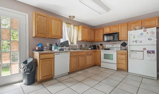 Building Photo - Beautiful 3 Bedroom Apartment