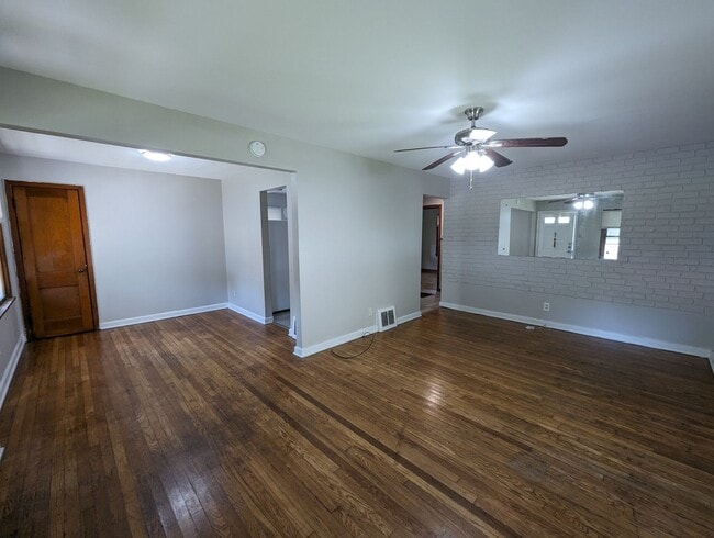 Building Photo - Welcome to Your Charming New Home on Minnie Avenue!