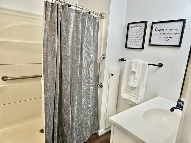 Building Photo - Cute and cozy Greensburg home!