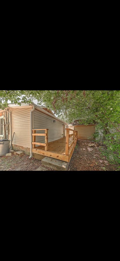 Building Photo - Available July 1st!  2-bedroom, 1-bathroom...