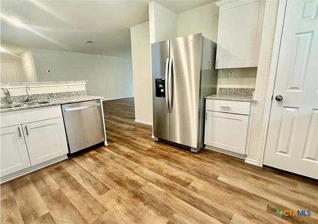 Building Photo - 452 Lynwood Gold