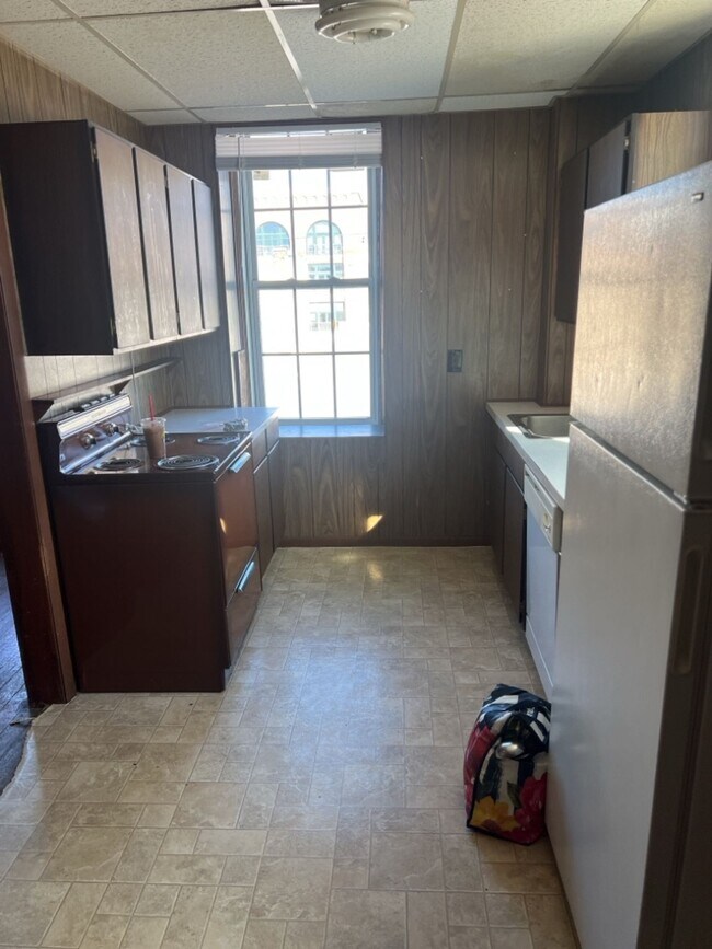 Building Photo - 736 1/2 Massachusetts St